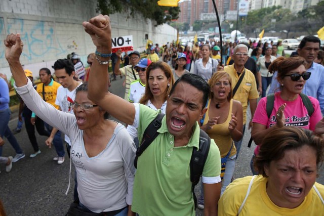 Opposition supporters shout slogans as they block a highway during a protest against Venezuelan President Nicolas Maduro's government in Caracas, Venezuela March 31, 2017. REUTERS/Carlos Garcia Rawlins