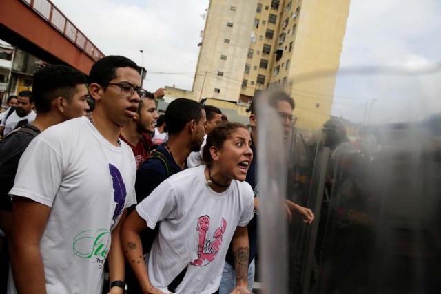 Opposition supporters clash with Venezuela's National Guards during a protest against Venezuelan President Nicolas Maduro's government outside the Supreme Court of Justice (TSJ) in Caracas, Venezuela March 31, 2017. REUTERS/Marco Bello