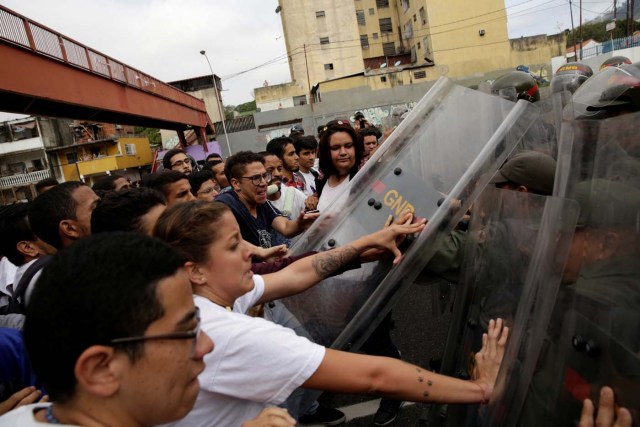 Opposition supporters clash with Venezuela's National Guards during a protest against Venezuelan President Nicolas Maduro's government outside the Supreme Court of Justice (TSJ) in Caracas, Venezuela March 31, 2017. REUTERS/Marco Bello