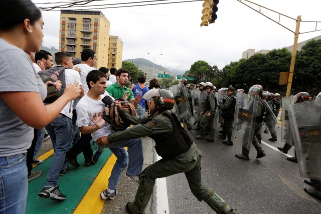 Opposition supporters clash with Venezuela's National Guards during a protest against Venezuelan President Nicolas Maduro's government outside the Supreme Court of Justice (TSJ) in Caracas, Venezuela March 31, 2017. REUTERS/Marco Bello