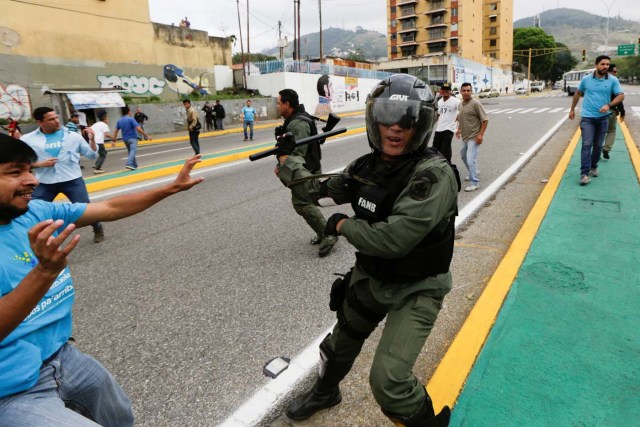 Opposition supporters clash with Venezuela's National Guards during a protest against Venezuelan President Nicolas Maduro's government outside the Supreme Court of Justice (TSJ) in Caracas, Venezuela March 31, 2017. REUTERS/Marco Bello