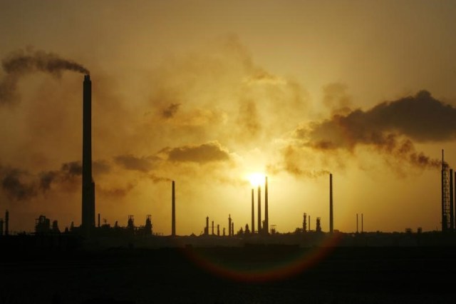 Imagen de archivo de una puesta de Sol tras la refinería Isla en Willemstad, Curazao. 16 de junio de 2008. El craqueador catalítico de la refinería Isla en Curazao, la segunda más grande del Caribe, se encuentra totalmente operativo, luego de permanecer detenido desde fines de enero, dijeron trabajadores de la planta.REUTERS/Jorge Silva