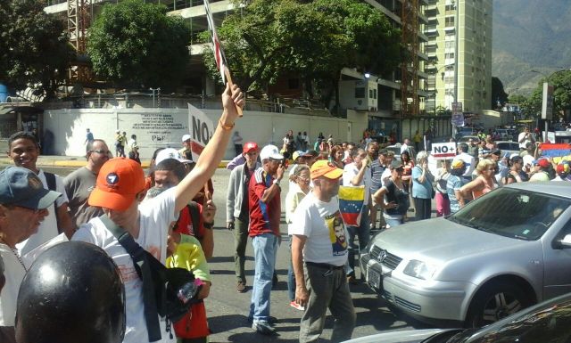 Manifestantes en Los Cortijos Foto: lapatilla.1eye.us