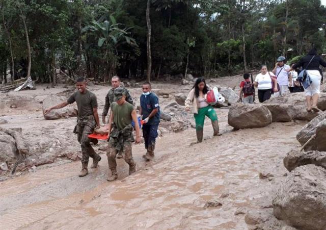 Fotografía cedida por el Ejército de Colombia de soldados transportando a una persona en camilla hoy, sábado 1 de abril de 2017 luego de una avalancha, en Mocoa (Colombia). Al menos quince personas muertas dejó una avalancha ocurrida anoche en Mocoa, capital del departamento del Putumayo, en el sur de Colombia, por el desbordamiento de un río, dijeron hoy las autoridades. EFE/EJÉRCITO DE COLOMBIA