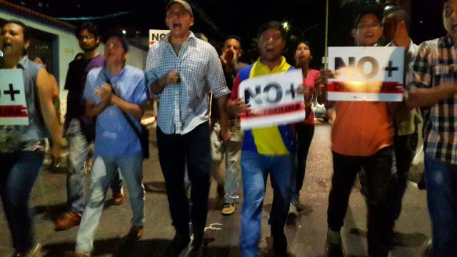 Diputado a la AN, Conrado Pérez junto a manifestantes