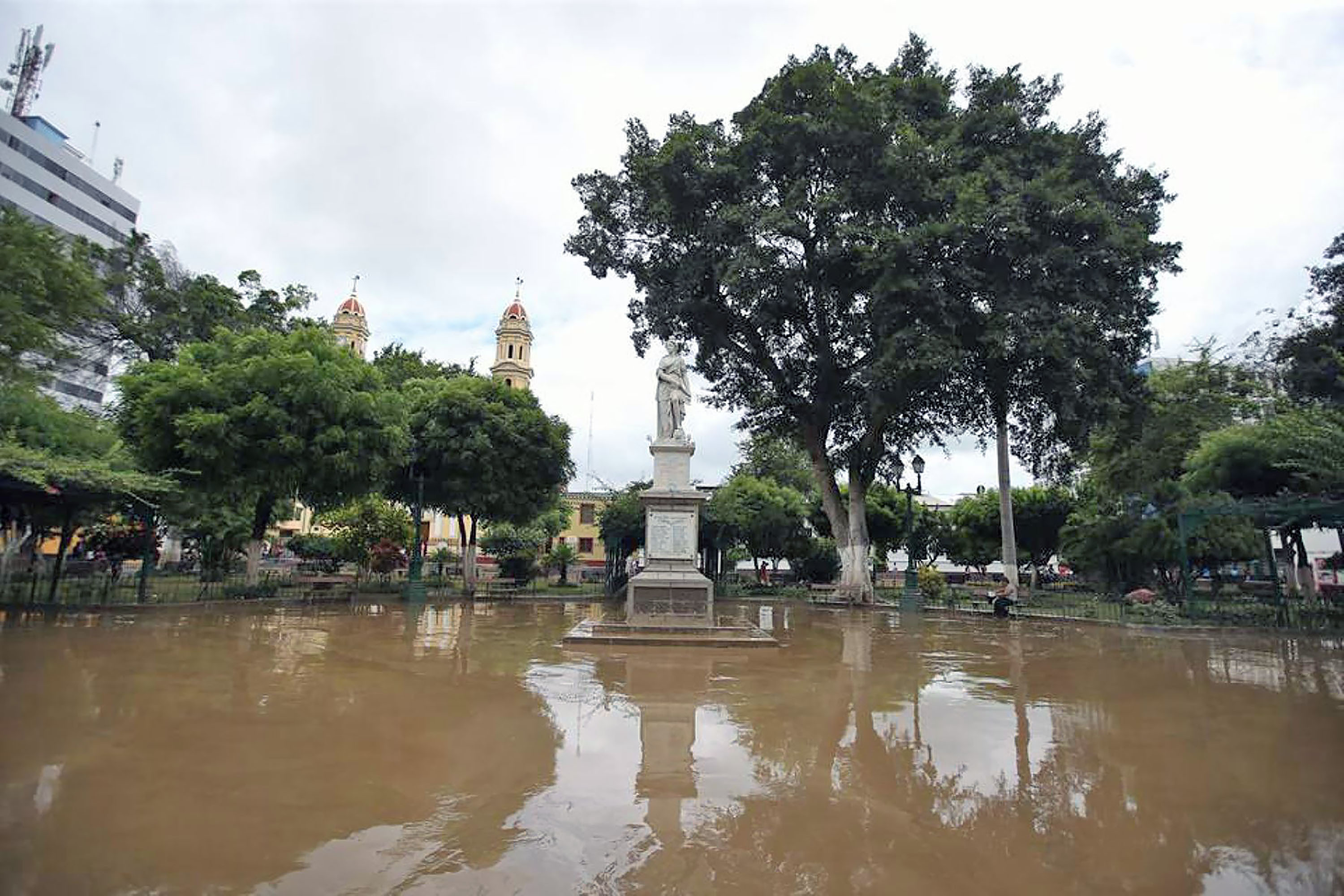 México entrega alimentos para damnificados por las inundaciones en Perú