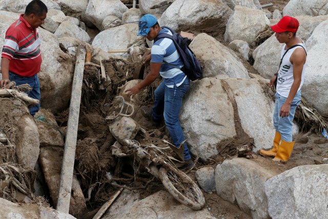 ombres tratan de recuperar una motocicleta en una calle destruida después de las inundaciones y los deslizamientos de tierra causados por las fuertes lluvias en Mocoa (REUTERS/Jaime Saldarriaga)