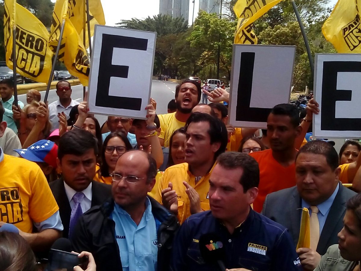 Trancan la Francisco Fajardo a la altura de Los Caobos para exigir #EleccionesYa