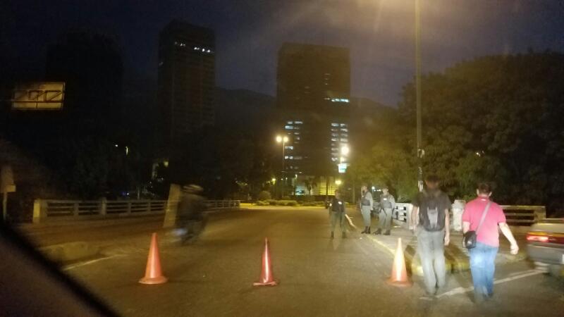 Plaza Venezuela bloqueada por contingente de la GNB (Fotos)