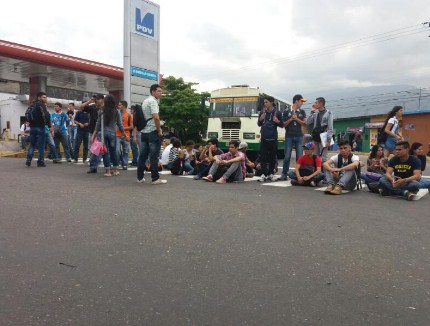 Lanzan gases lacrimógenos a estudiantes de la Ucat que manifiestan este #5Abr (+Fotos)