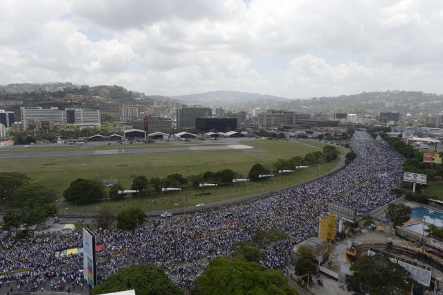 Venezuelan opposition activists gather to protest against the government of President Nicolas Maduro on April 6, 2017 in Altamira,  Chacao municipality, eastern Caracas. The center-right opposition vowed fresh street protests -after earlier unrest left dozens of people injured - to increase pressure on Maduro, whom they blame for the country's economic crisis. / AFP PHOTO / FEDERICO PARRA