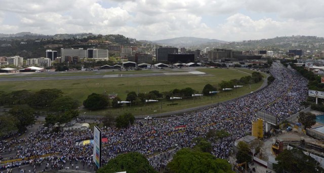 Venezuelan opposition activists gather to protest against the government of President Nicolas Maduro on April 6, 2017 in Altamira,  Chacao municipality, eastern Caracas. The center-right opposition vowed fresh street protests -after earlier unrest left dozens of people injured - to increase pressure on Maduro, whom they blame for the country's economic crisis. / AFP PHOTO / FEDERICO PARRA