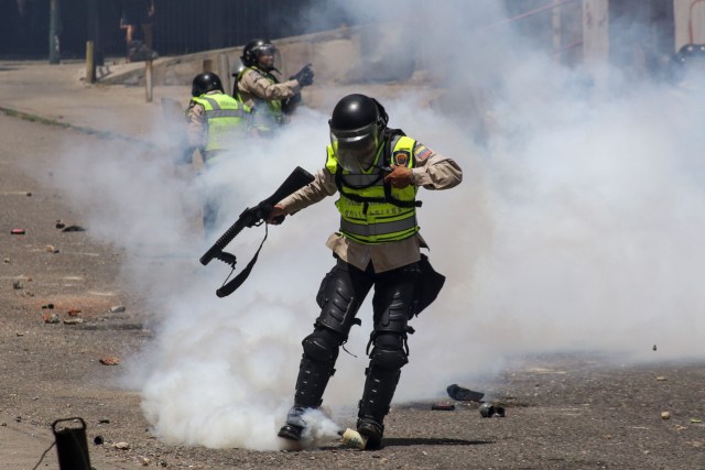 CAR01. CARACAS (VENEZUELA), 06/04/2017 - Efectivos de la Policía Nacional Bolivariana (PNB) dispersan una manifestación de opositores al gobierno de Nicolás Maduro hoy, jueves 6 de abril de 2017, en Caracas (Venezuela). La Policía Nacional Bolivariana (PNB) dispersó hoy con gases lacrimógenos y agua una marcha opositora en Caracas que pretendía llegar hasta la Defensoría del Pueblo para pedir su respaldo al proceso iniciado por el Parlamento contra siete magistrados del Tribunal Supremo de Justicia (TSJ). EFE/CRISTIAN HERNÁNDEZ