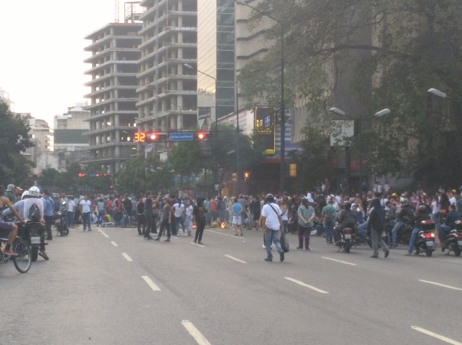 Grupo de manifestantes se mantiene en las inmediaciones de la Plaza Francia