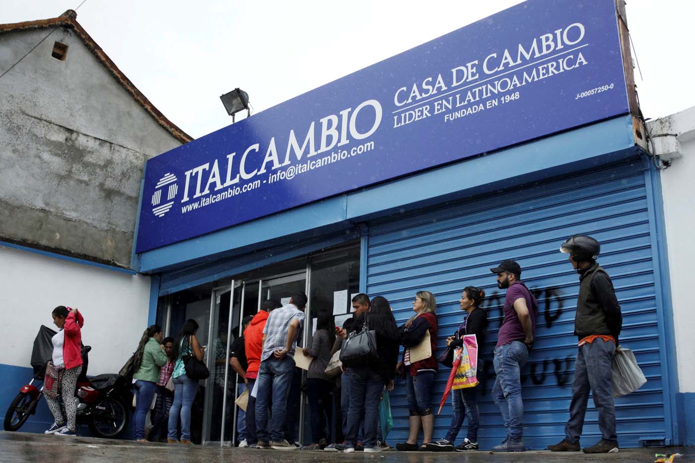 Un viaje de 400 kilómetros por 300 dólares: La odisea de venezolanos que compran divisas en Colombia