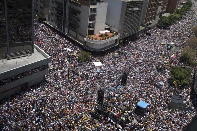 Thousands of demonstrators protesting against President Nicolas Maduro's government march in Caracas on April 8, 2017. The opposition is accusing pro-Maduro Supreme Court judges of attempting an internal "coup d'etat" for attempting to take over the opposition-majority legislature's powers last week. The socialist president's supporters held counter-demonstrations on Thursday, condemning Maduro's opponents as "imperialists" plotting with the United States to oust him. / AFP PHOTO / CARLOS BECERRA