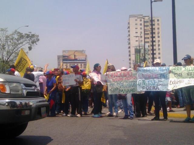 Opositores marchan de manera pacífica a la altura de la Av. Bolívar. Foto: Carlos Arana /lapatilla.1eye.us