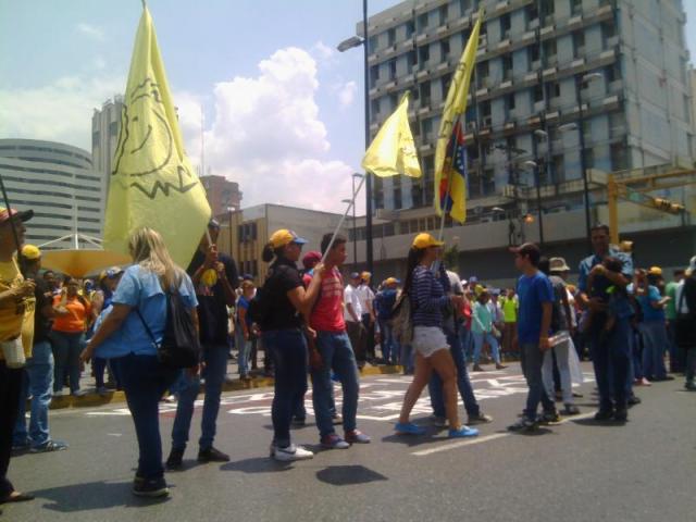 Opositores marchan de manera pacífica a la altura de la Av. Bolívar. Foto: Carlos Arana /lapatilla.1eye.us