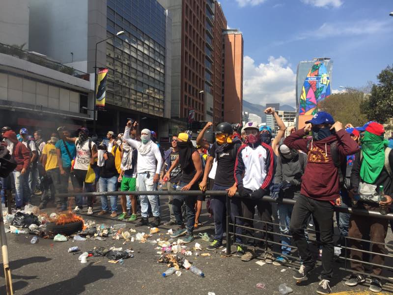 Manifestantes de concentran nuevamente en Chacao (video)