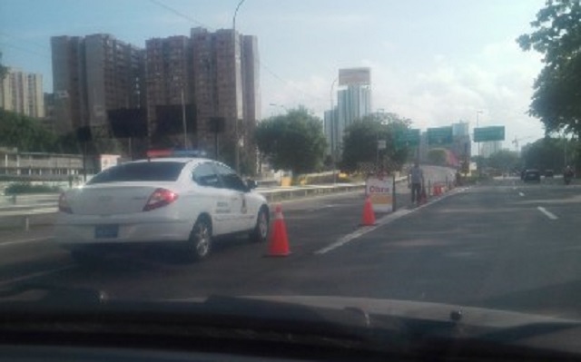 Continúa cierre de canal lento y hombrillo en pista oeste de la Valle-Coche