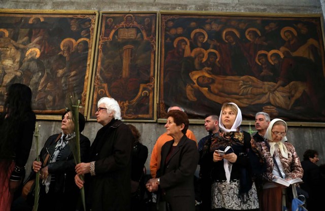 Christian worshippers attend a Palm Sunday ceremony in the Church of the Holy Sepulchre in Jerusalem's Old City April 9, 2017. REUTERS/Ammar Awad