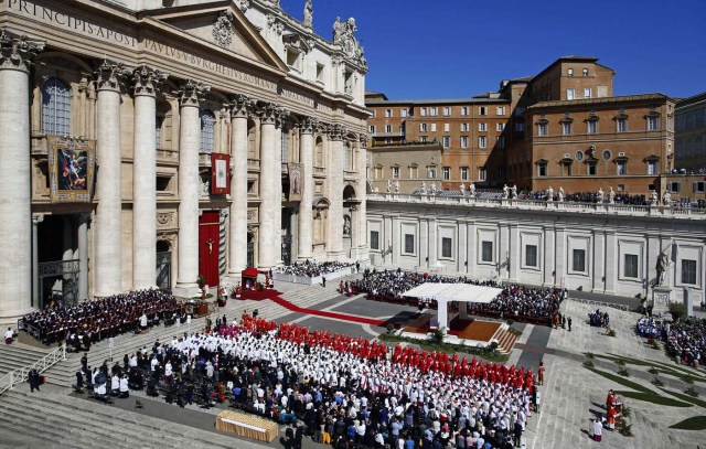 Pope Francis leads the Palm Sunday Mass in Saint Peter's Square at the Vatican April 9, 2017. REUTERS/Tony Gentile