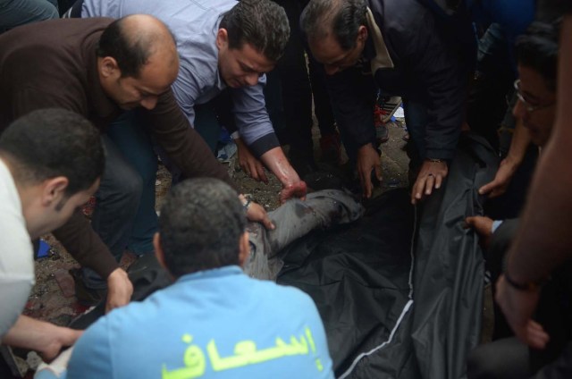 ATTENTION EDITORS - VISUALS COVERAGE OF SCENES OF DEATH AND INJURY Egyptians try to help ambulance to carry body of victims after suicide bomber in front of a church in Alexandria, Egypt, April 9, 2017. REUTERS/Fawzy Abdel Hamied