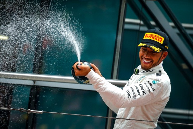 ZSN066. Shanghai (China), 09/04/2017.- British Formula One driver Lewis Hamilton of Mercedes AMG GP celebrates winning the 2017 Chinese Formula One Grand Prix at the Shanghai International circuit in Shanghai, China, 07 April 2017. (Fórmula Uno) EFE/EPA/DIEGO AZUBEL