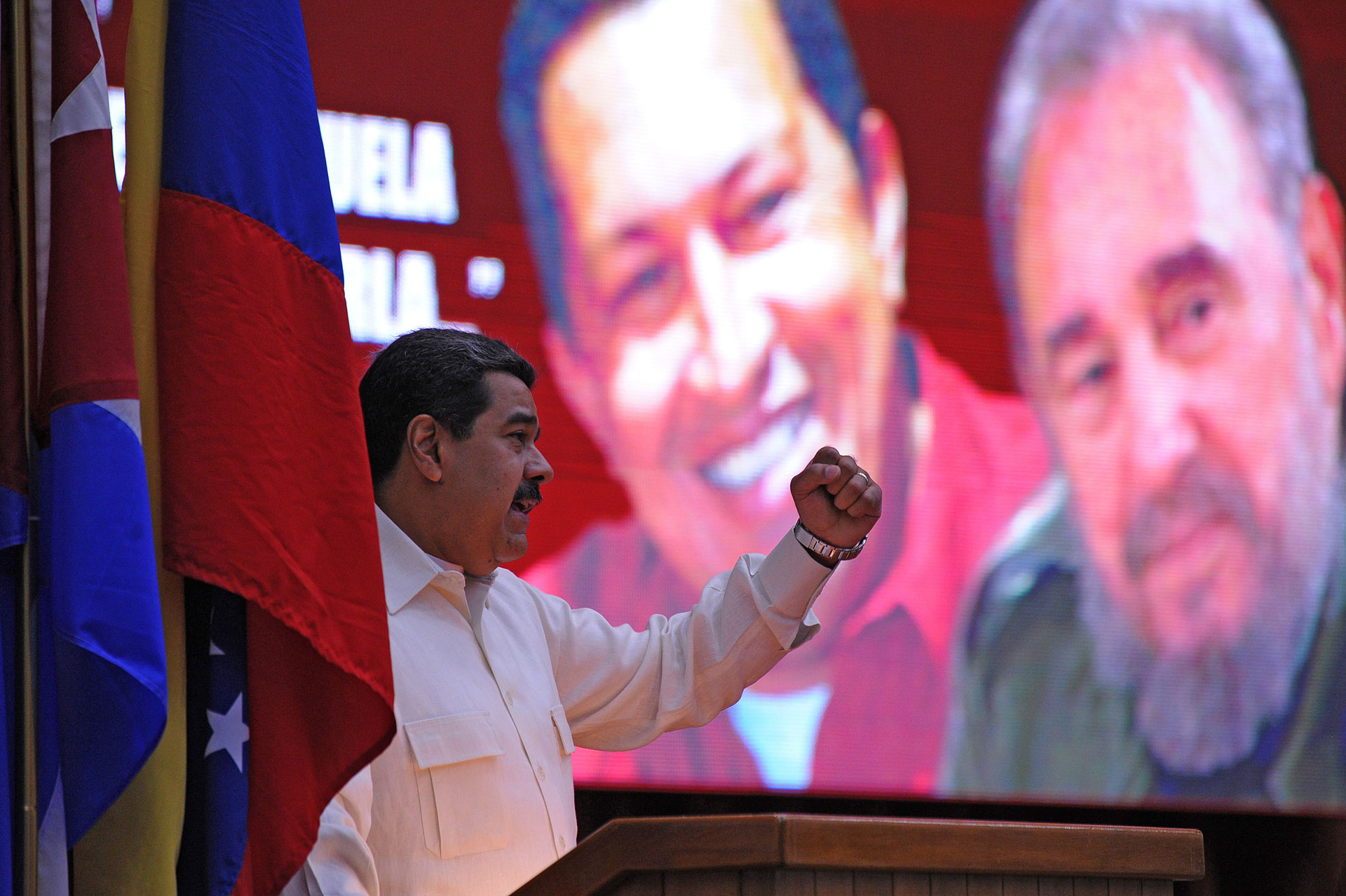 El difunto abuelo (Fidel), el fallecido padre (Chávez) y el nieto represor (Nicolás)… juntos en una FOTO por última vez