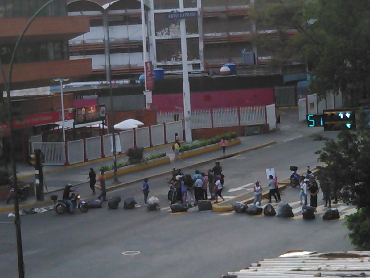 Manifestantes trancan el paso en Los Ruices este #10Abr