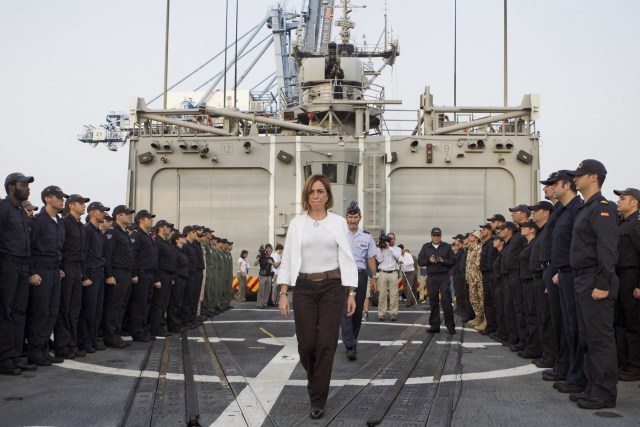 GRA358. MADRID, 09/04/2017.- Fotografía de archivo, del 04/07/2011 en la fragata de combate "Santa María", en Yibuti, de la ex ministra socialista de Defensa Carme Chacón que ha sido hallada muerta hoy a los 46 años en su domicilio de Madrid. Chacón fue miembro de la Ejecutiva del PSOE y era militante del PSC. EFE/Archivo/Emilio Naranjo