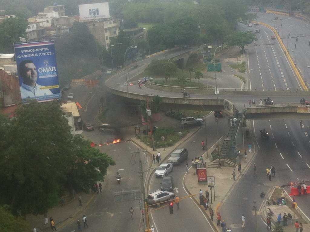 Manifestantes cierran la Autopista Prados del Este a la altura de Santa Fe (fotos)