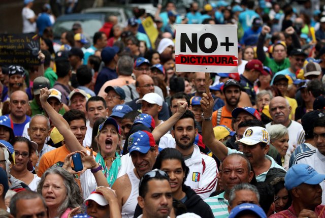 Manifestantes comenzaron a llegar alrededor de las 11:00 am. Foto: REUTERS/Carlos Garcia Rawlins