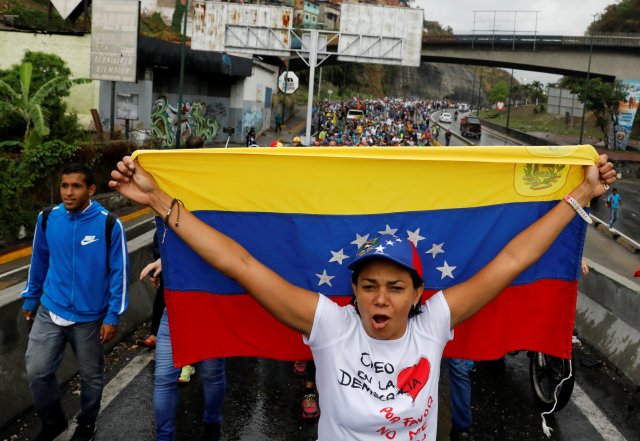 La lluvia de este jueves no impidió la movilización. Foto: REUTERS/Carlos Garcia Rawlins