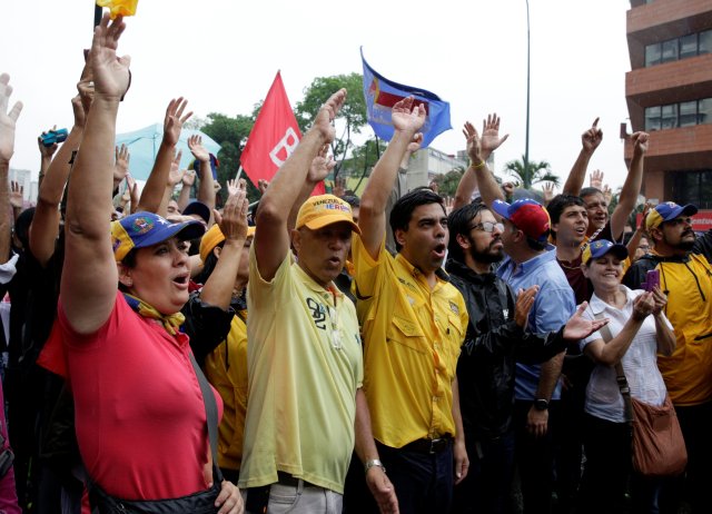 Diputados acompañaron a los caraqueños en las acciones de calle. Foto: Reuters