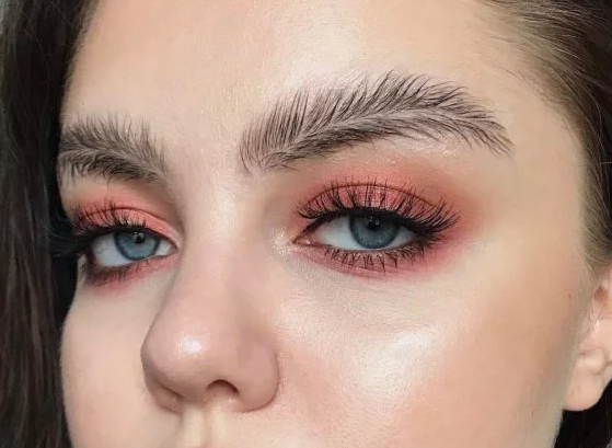 Cejas de plumas: La tendencia que se está apoderando de Instagram