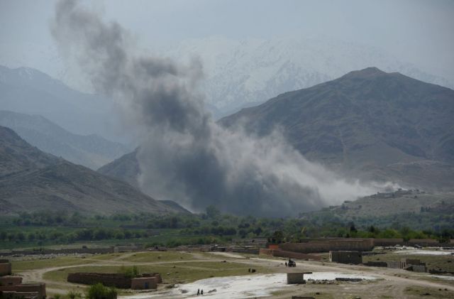 En esta fotografía tomada el 11 de abril de 2017, el humo se levanta después de un ataque aéreo de los aviones estadounidenses en las posiciones durante una operación en curso contra los militantes del Estado islámico (IS) en el distrito Achin de la provincia afgana de Nangarhar. Un soldado de las fuerzas especiales estadounidenses murió mientras realizaba operaciones contra el grupo islámico en Afganistán, dijo el ejército estadounidense. El ejército afgano respaldado por Estados Unidos ha prometido aniquilar al grupo en sus fortalezas en la provincia oriental de Nangarhar, ya que IS desafía a los talibanes más poderosos en su propio territorio. / AFP PHOTO / NOORULLAH SHIRZADA (Crédito de la foto debería leer NOORULLAH SHIRZADA / AFP / Getty Images)