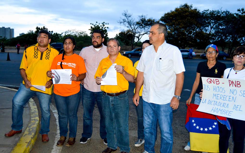 Dirigentes políticos madrugaron en Comando de la GNB Zulia para exigir el cese de la represión