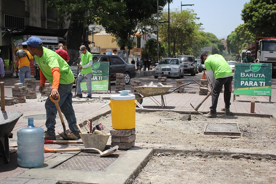 Alcaldía de Baruta inicia sustitución de adoquines en Las Mercedes