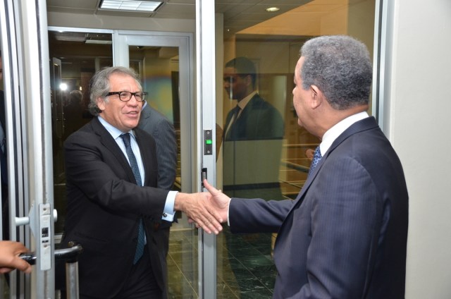 STO01. SANTO DOMINGO (REPÚBLICA DOMINICANA), 18/04/2017.- El secretario general de la Organización de Estados Americanos (OEA), Luis Almagro (i), saluda al expresidente dominicano Leonel Fernández (d), uno de los mediadores del diálogo que promueve la Unión de Naciones Suramericanas (Unasur) en Venezuela, durante un encuentro en la sede de la Fundación Global Democracia y Desarrollo (Funglode) hoy, martes 18 de abril de 2017, en Santo Domingo (República Dominicana). EFE/ Funglode/SOLO USO EDITORIAL