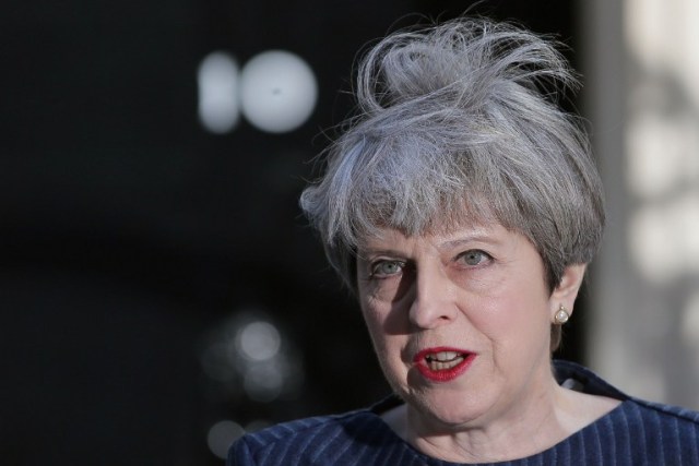 British Prime Minister Theresa May speaks to the media outside 10 Downing Street in central London on April 18, 2017. British Prime Minister Theresa May called today for an early general election on June 8 in a surprise announcement as Britain prepares for delicate negotiations on leaving the European Union. / AFP PHOTO / Daniel LEAL-OLIVAS