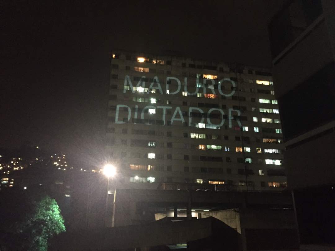 El mensaje para Nicolás y las GNB en un edificio de El Paraíso (mientras reprimen “colectivamente”)