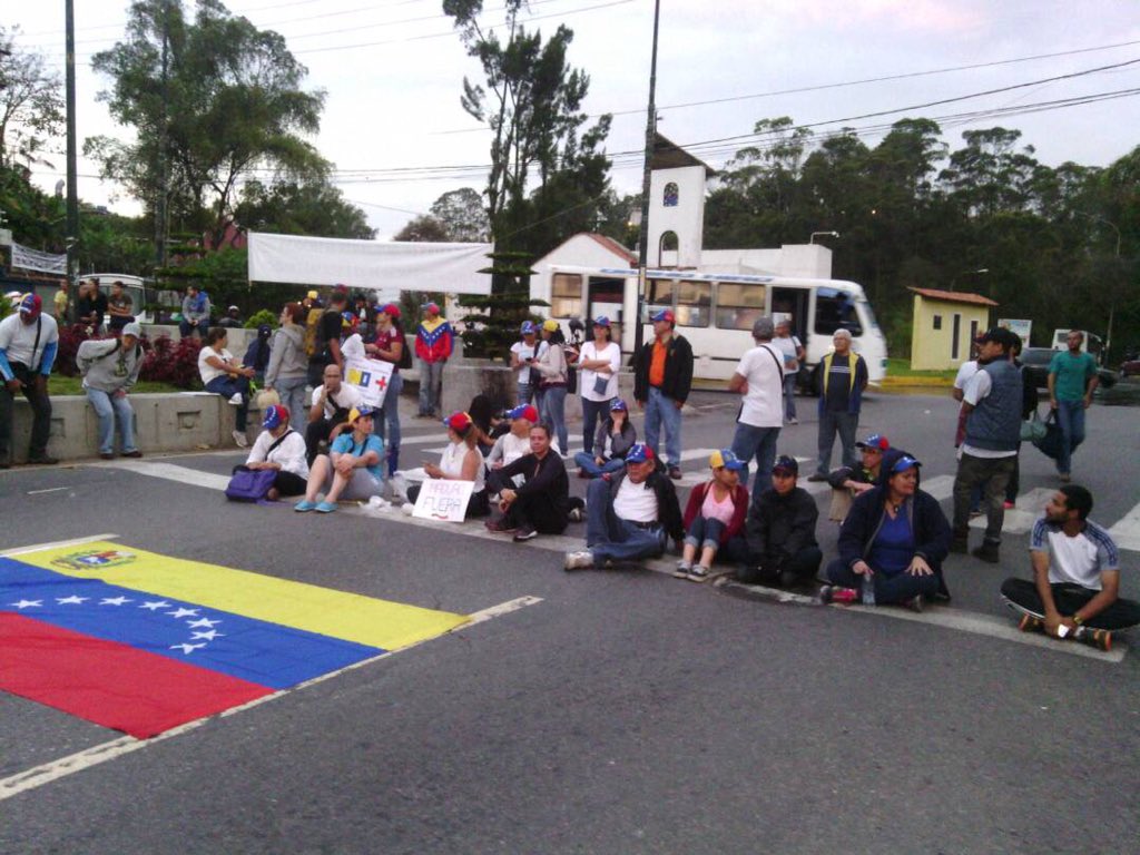 Vecinos se plantan en la redoma de San Antonio de Los Altos este #24A (Fotos)