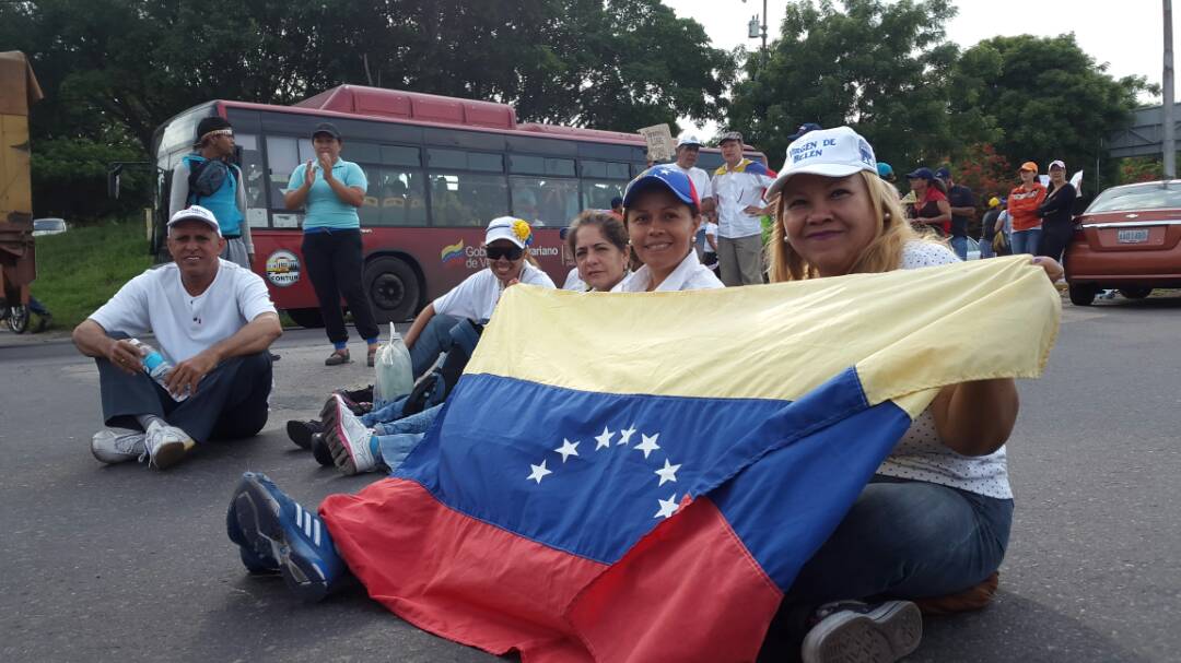 Comienzan a plantarse en la encrucijada de Turmero y La Victoria este #24A (Fotos)