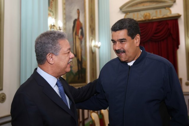 Maduro se encerró con el exmandatario dominicano, Leonel Fernández en el palacio de Miraflores la noche de este lunes. Foto: @vencancilleria 