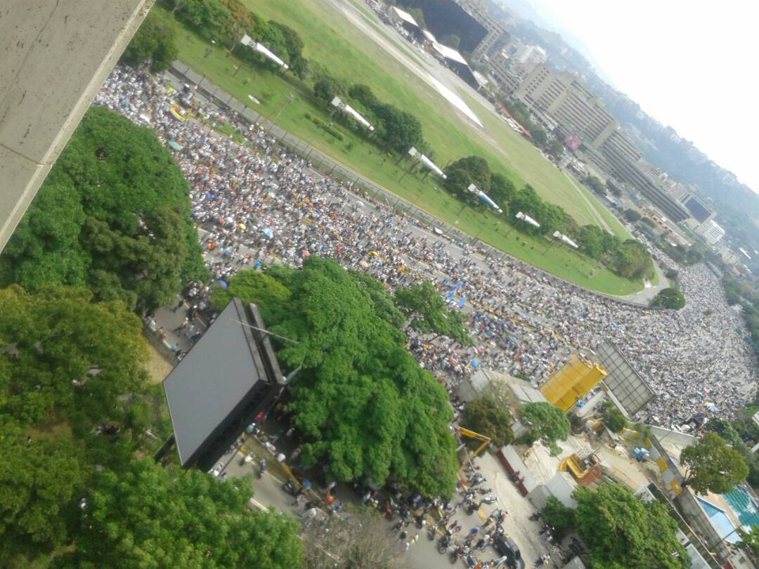 El gentío…. así se ve desde un punto alto El Plantón en el distribuidor Altamira de Caracas (FOTOS)