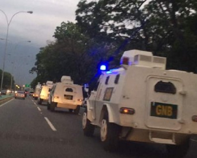 Tanquetas de la GNB desfilan por la Valle-Coche este #24A (FOTO)