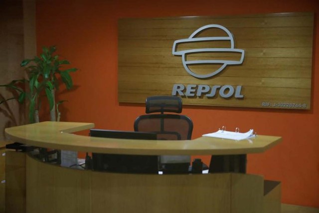 Foto del martes del logo de Repsol en las oficinas de la empresa en Caracas. Abr 25, 2017.  La creciente crisis política en Venezuela ha obligado a  petroleras como la noruega Statoil ASA y la española Repsol SA a reducir sus ya menguadas nóminas de empleados extranjeros, según fuentes familiarizadas con la situación. REUTERS/Carlos Garcia Rawlins