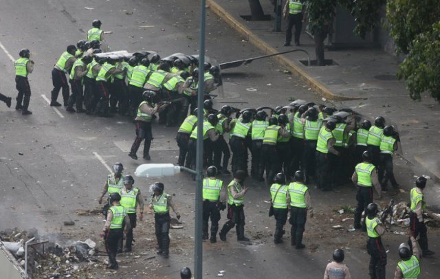 Los policías se enfrentan con bombas lacrimógenas a los opositores que desde los edificios cercanos lanzan piedras y otros objetos. Esta nueva ola de protestas se desencadenó a finales de marzo por las sentencias del Tribunal Supremo de Justicia que suspendió las competencias del Parlamento. R. R. 