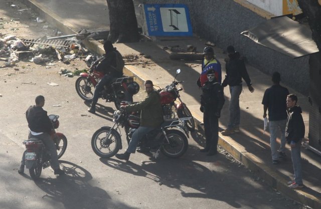 Hace tres años que estas bandas salieron de sus trincheras, en el barrio 23 de Enero de Caracas, para colonizar otros territorios. Sus intervenciones armadas en las protestas de la oposición coincidieron con el declive de la popularidad de Maduro. R. R. 